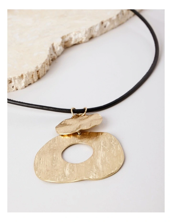 Open Circle Disc Pendant Necklace in Gold image 3