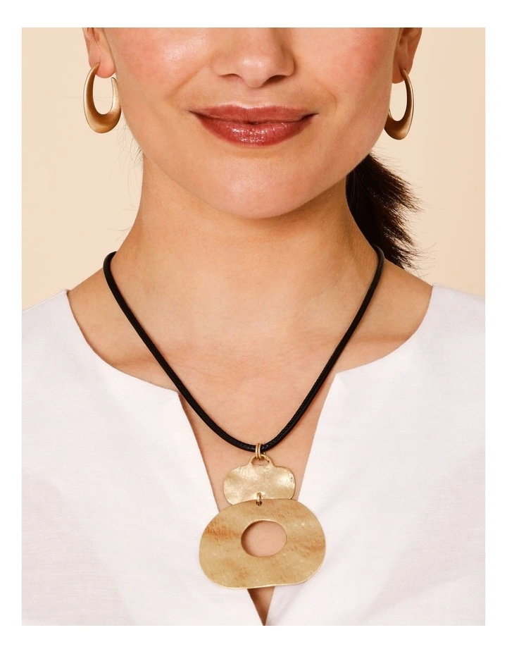 Open Circle Disc Pendant Necklace in Gold image 4