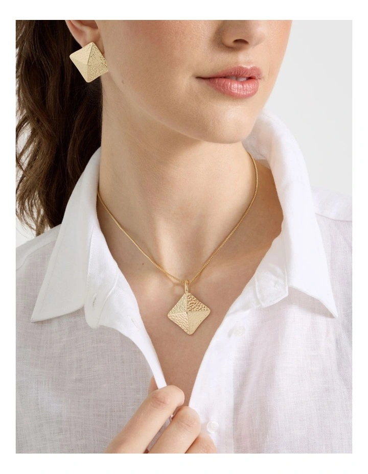 Hammered Pyramid Pendant Necklace in Gold image 4