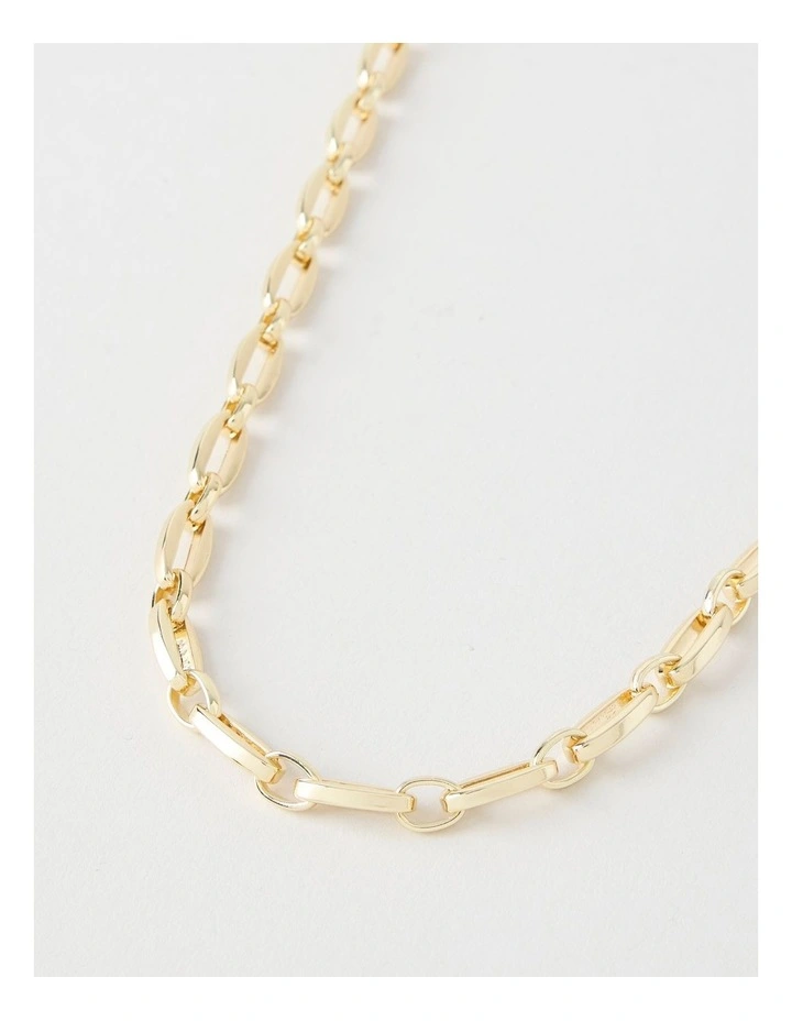 Oval Chain Link Necklace in Gold image 3