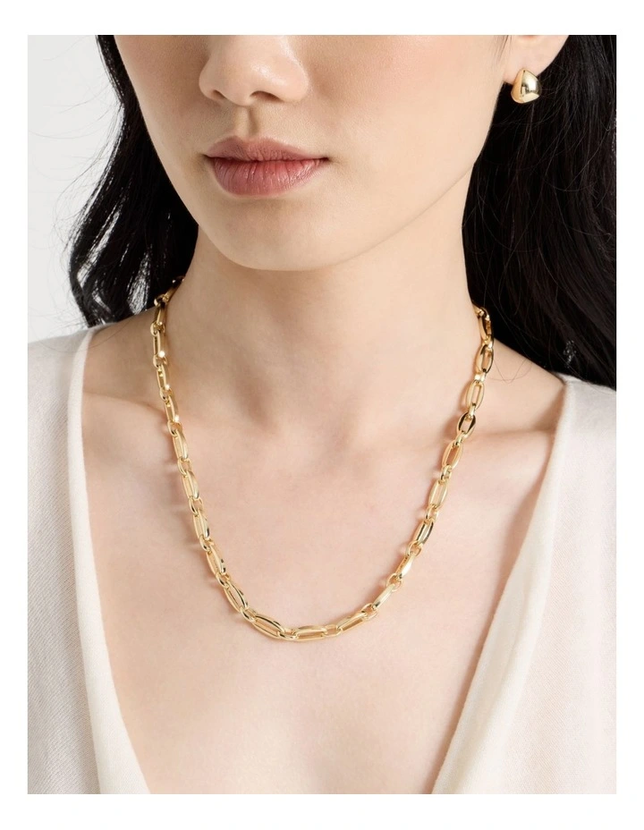 Oval Chain Link Necklace in Gold image 4