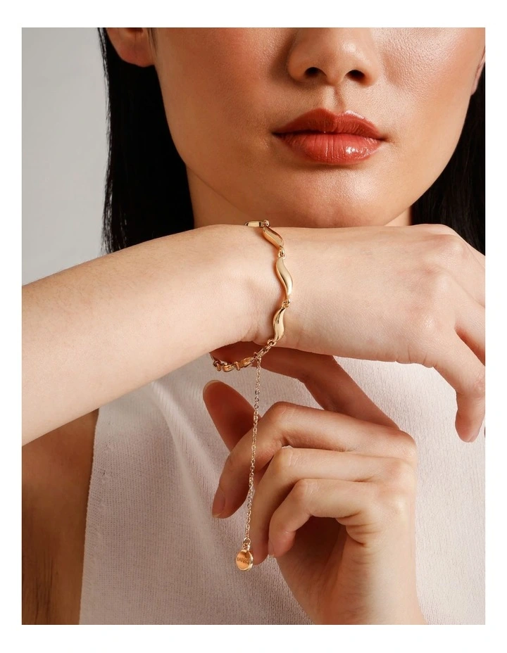 Wavy Bracelet in Gold image 2