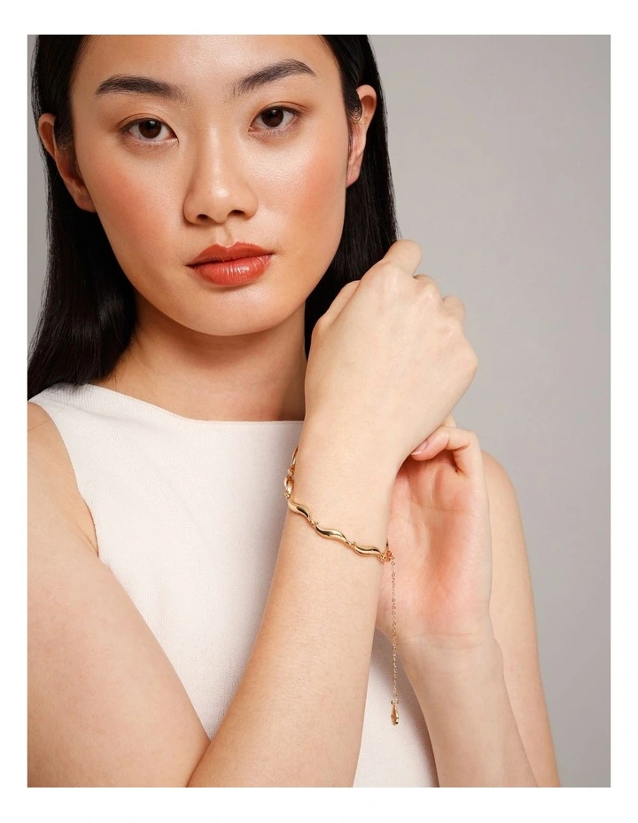 Wavy Bracelet in Gold image 4