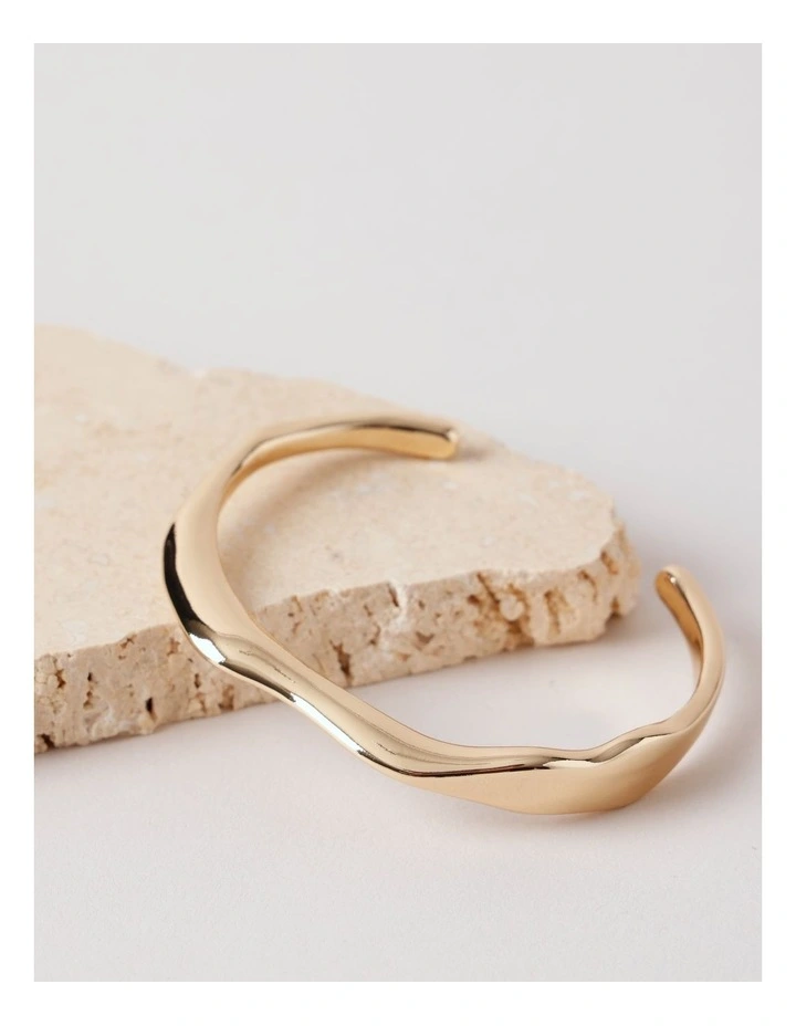 Wavy Bangle in Gold image 3