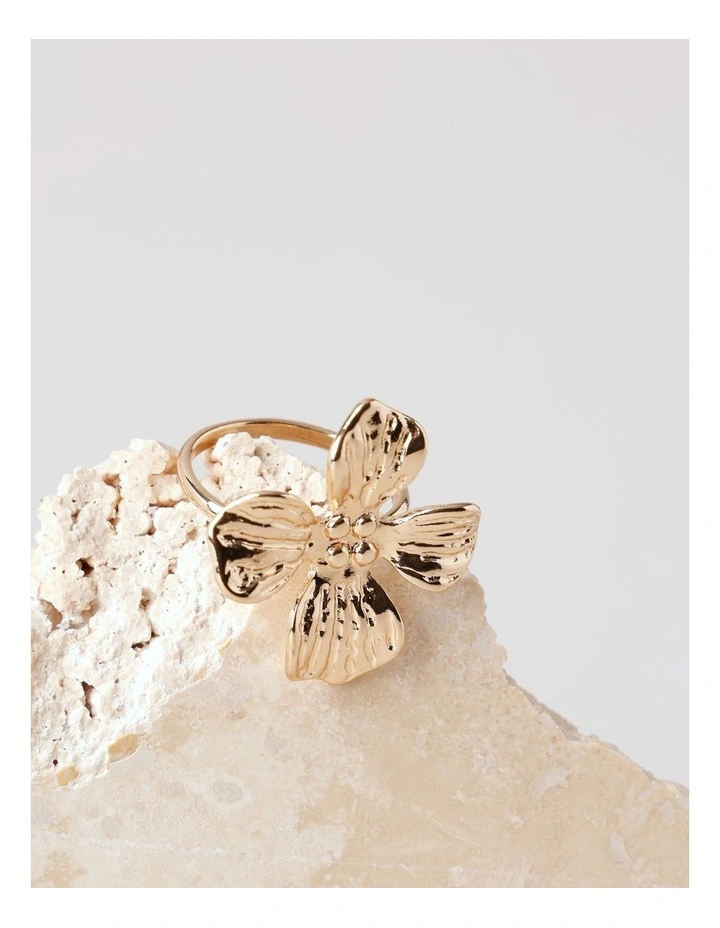 Flower Ring in Gold image 2