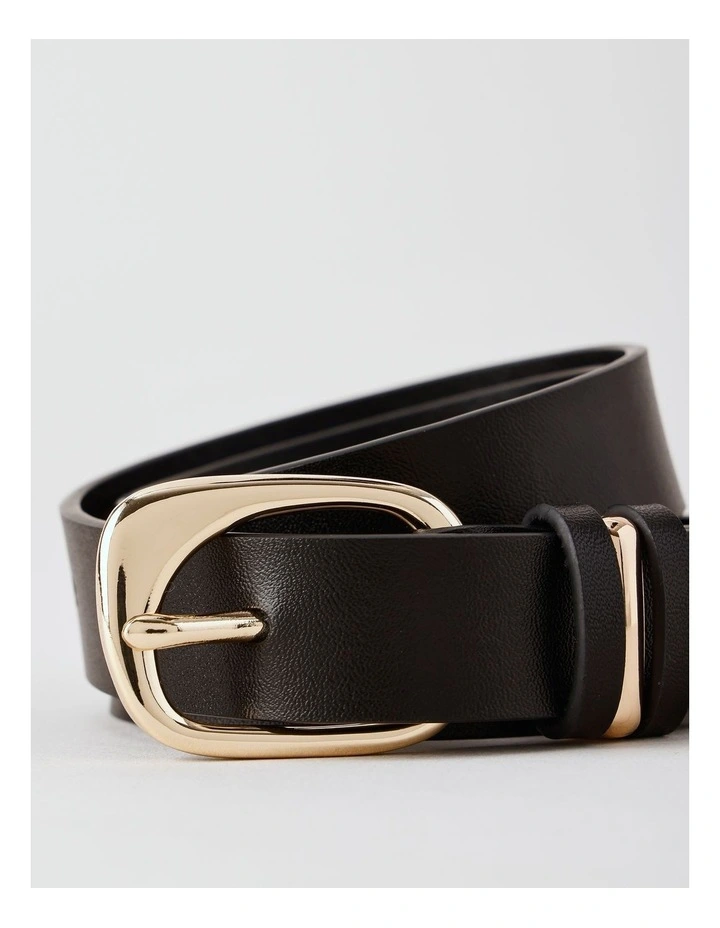 Curve Detail Buckle Belt in Black image 5