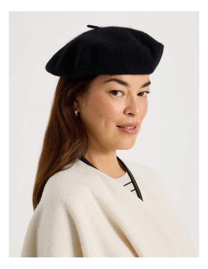 Beret Winter Hat in Black image 2