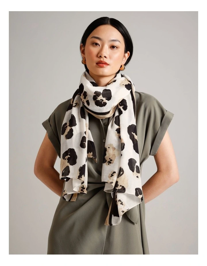 Lightweight Scarf in Animal image 2