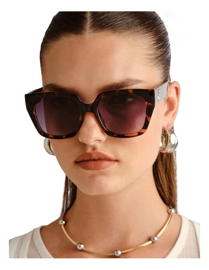 The Illusion Sunglasses in Tort image 4