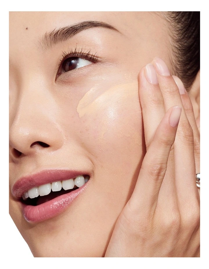 Even Better Clinical Vitamin Makeup SPF 25 image 3