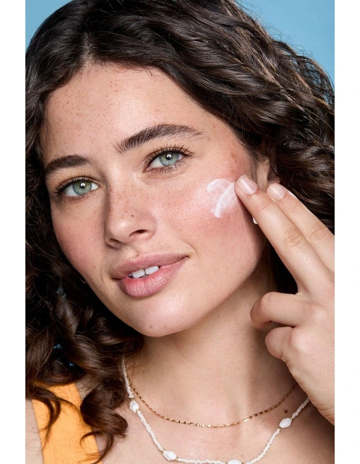 Invisible Fluid SPF50+ Sunscreen 60ml image 7