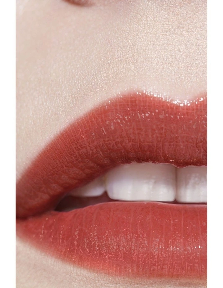 ROUGE COCO BAUME − SATIN Hydrating Beautifying Tinted Lip Balm − Buildable Colour image 3