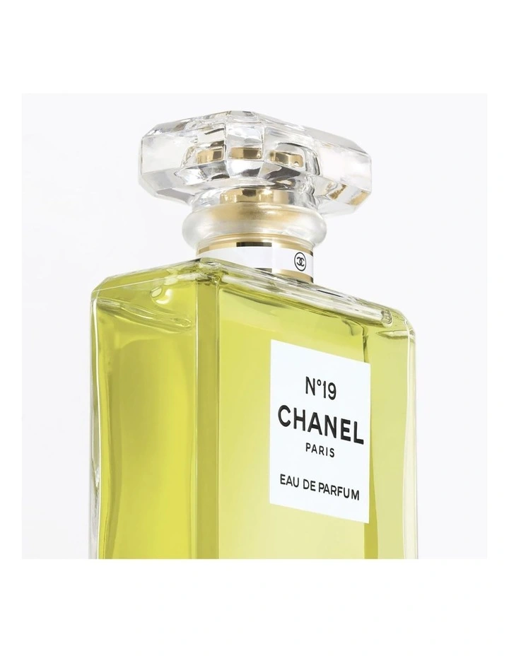 N°19 Eau de Parfum Spray image 2
