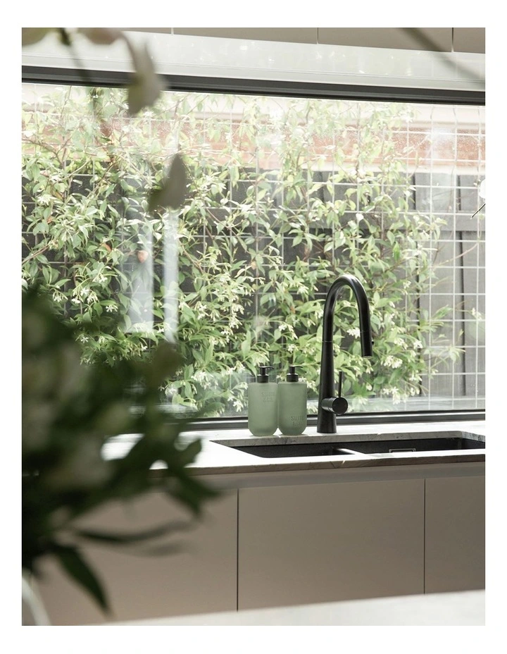 Amber & Freesia Hand & Body Wash 400ml image 2