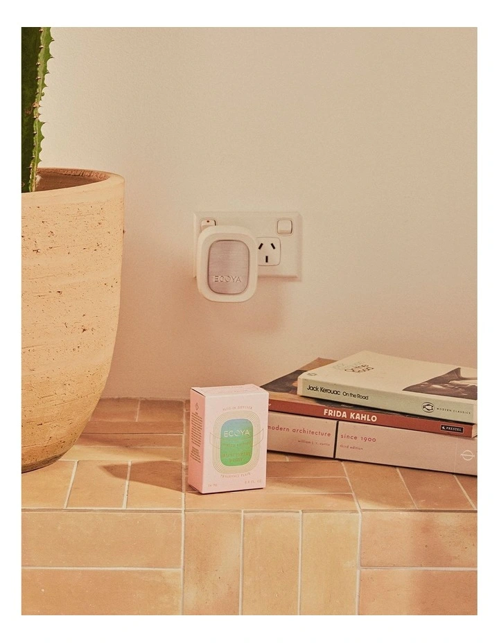 Plug-In Diffuser Flask Blackcurrant & Mint 24ml image 2