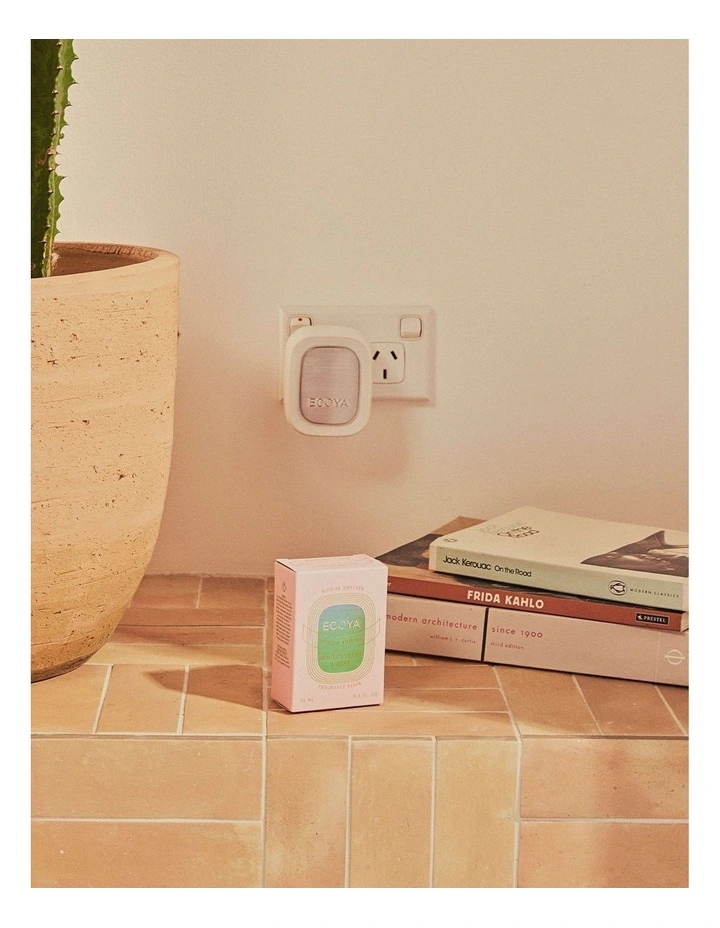 Plug-In Diffuser Flask Blackcurrant & Mint 24ml image 2