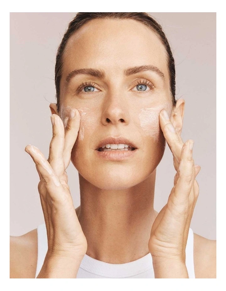 Revitalising Foaming Cleanser 100ml image 4