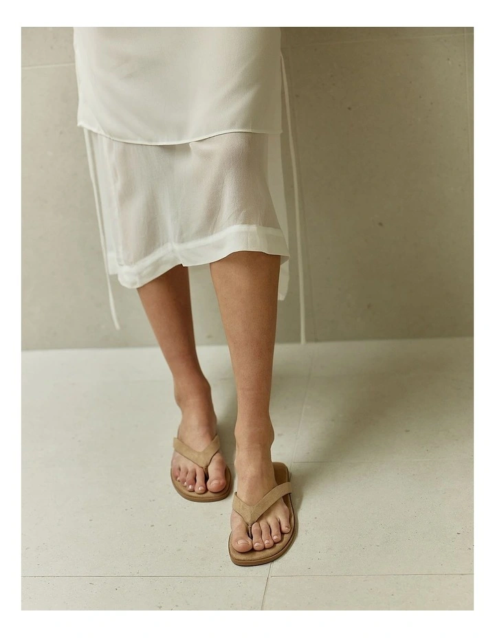 Sascha Casual Thongs in Taupe Micro image 2