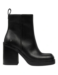 Daring Boots in Black