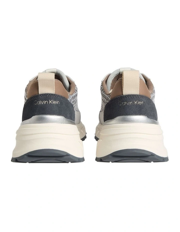 Hike Runnier in Taupe image 2