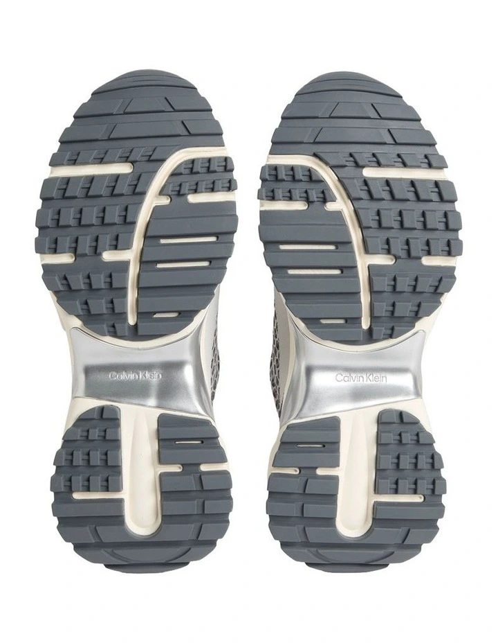 Hike Runnier in Taupe image 5