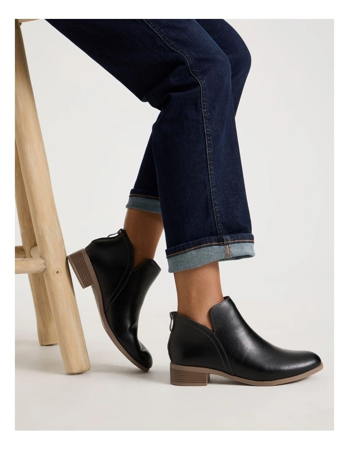 Dublin Boot in Black Leather image 2