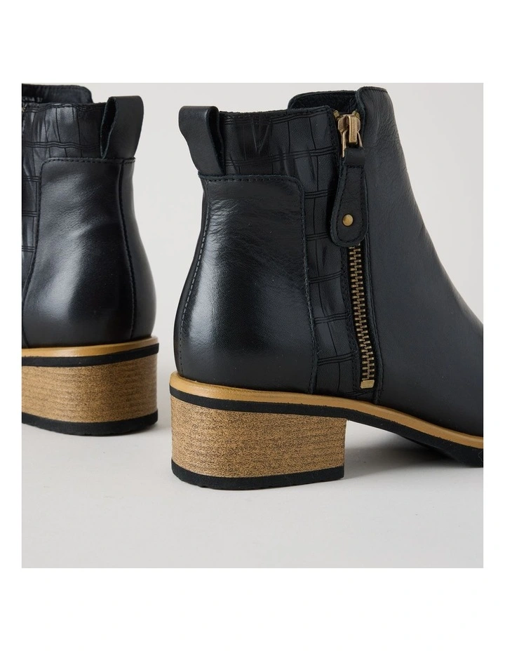 Donna Boot in Black image 5