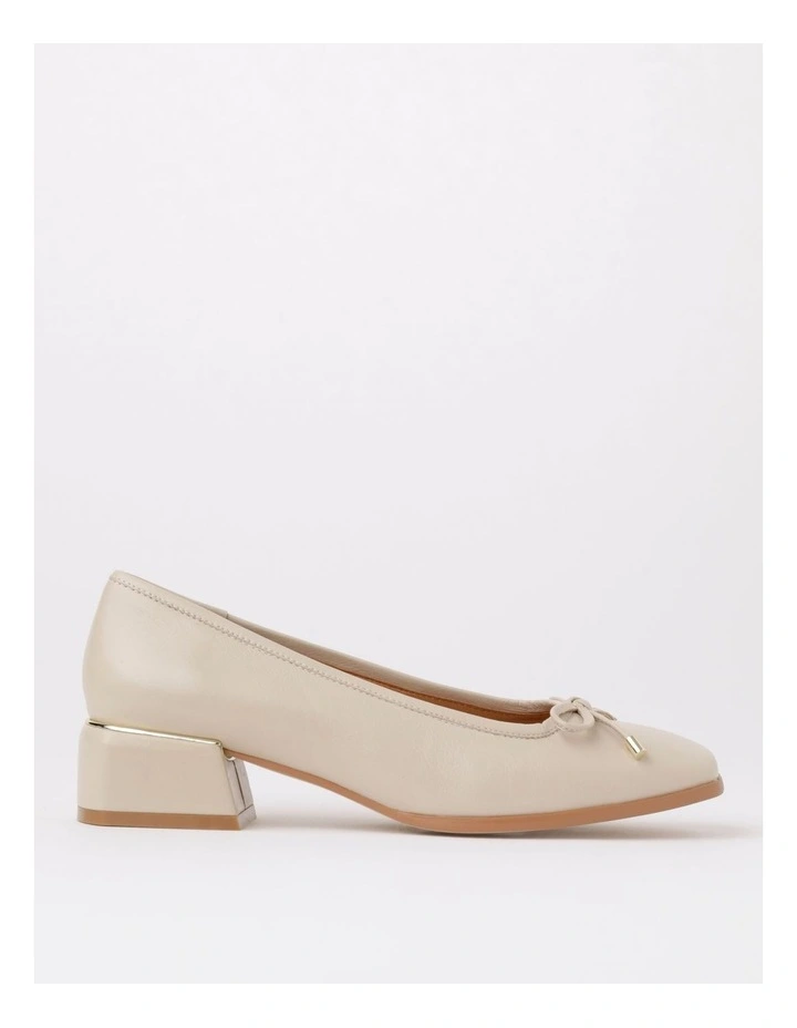 August Heeled Shoe in Bone image 1