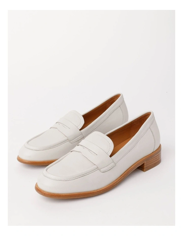Loris Flat Shoe in Vanilla image 2