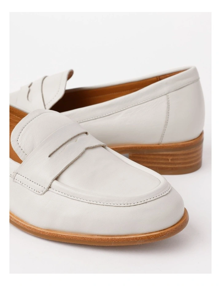 Loris Flat Shoe in Vanilla image 3