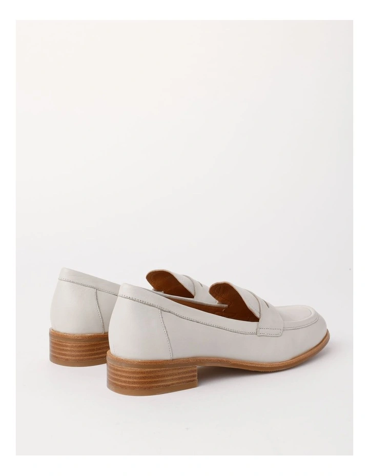 Loris Flat Shoe in Vanilla image 4