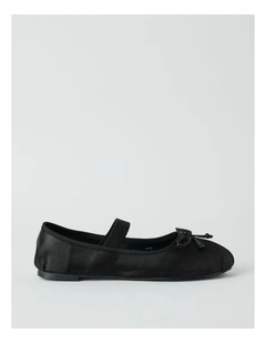 Swan Flat Shoes in Black