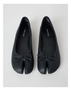 Vinny Flat Shoes in Black