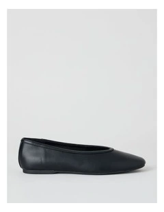 Megan Flat Shoes in Black