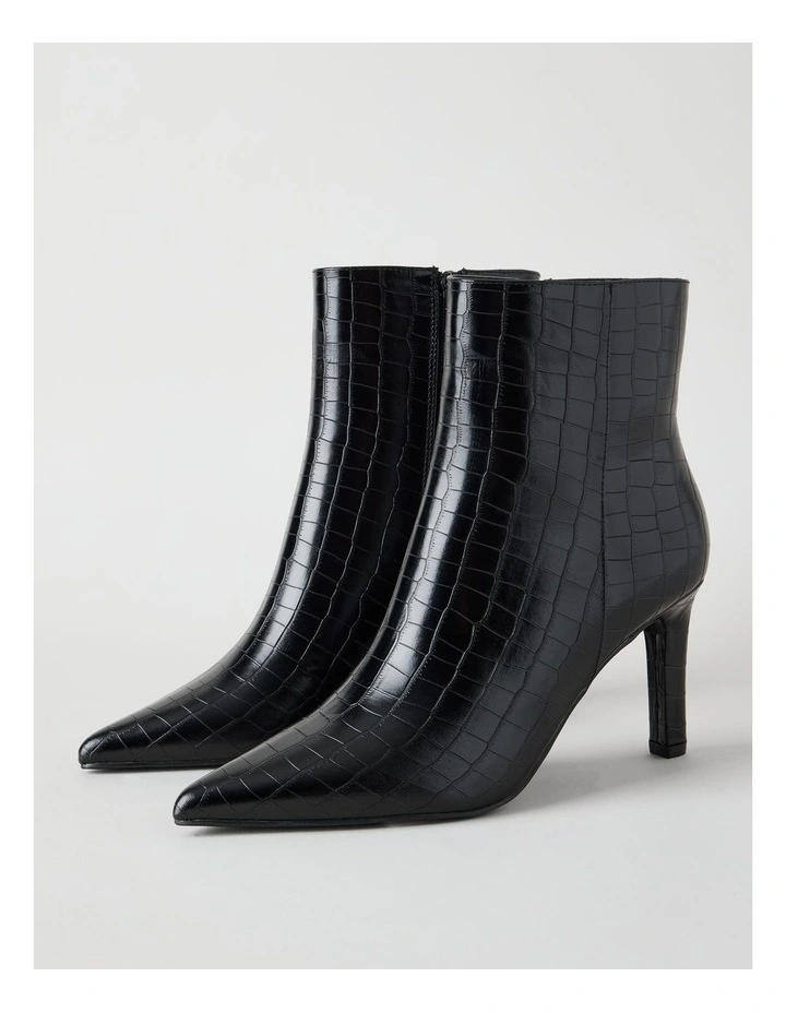 Sage Boot in Black image 4