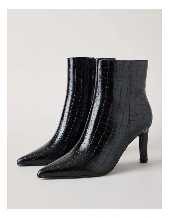 Sage Boot in Black image 4