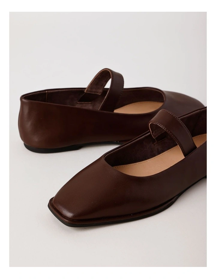 Monica Flat Shoes in Chocolate Leather image 6