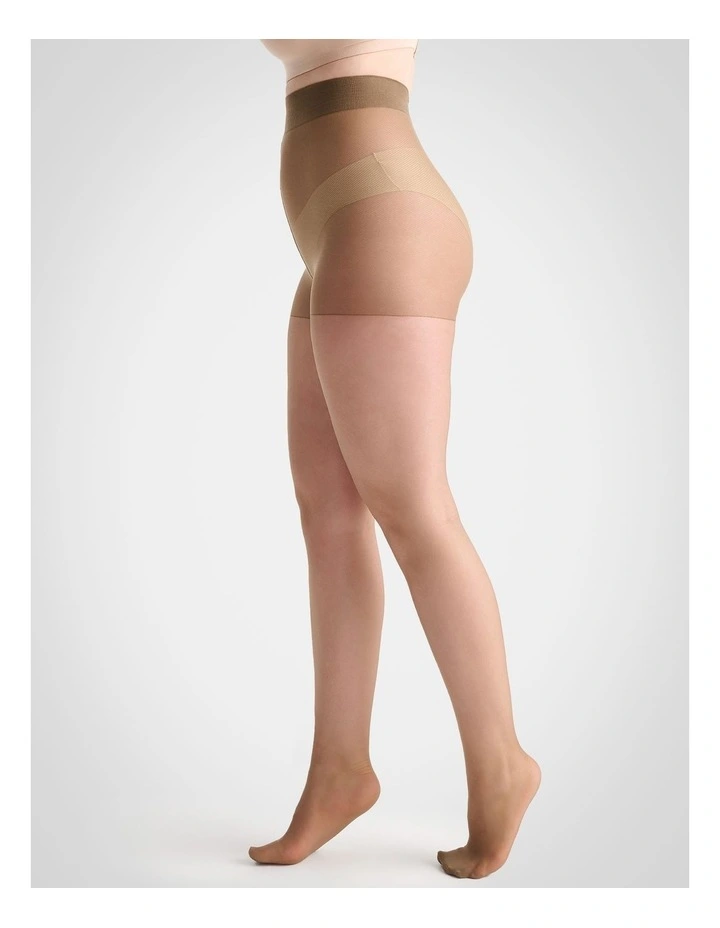 Extra Fuller Figure Sheer Pantyhose in Nullita image 4