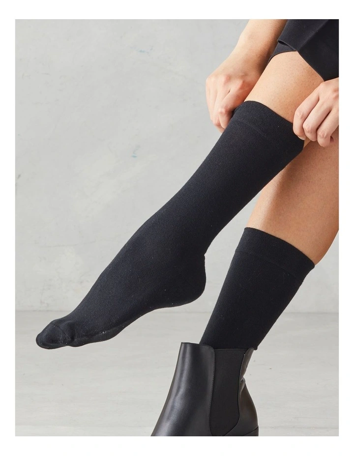 1 Pair Crew Length Socks Contain Wool in Black image 3