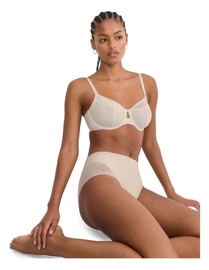 Comfort Contour Minimiser Bra in Beige image 4