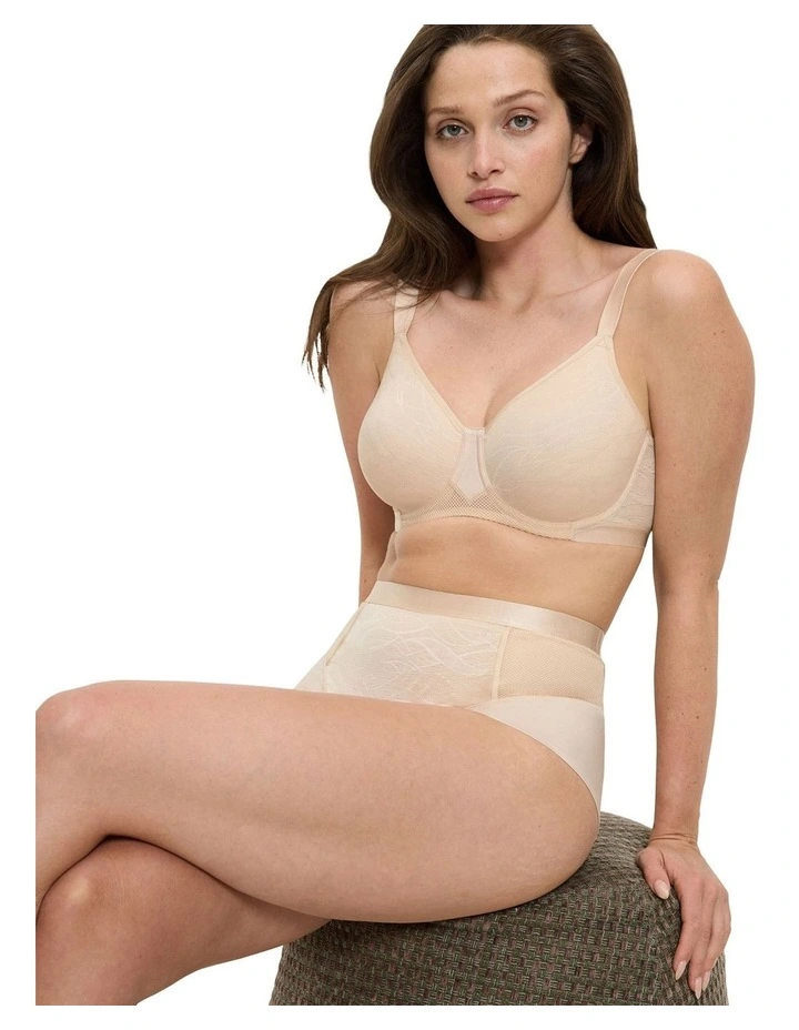 Airy Sensation Minimiser Bra in Nude Beige image 4