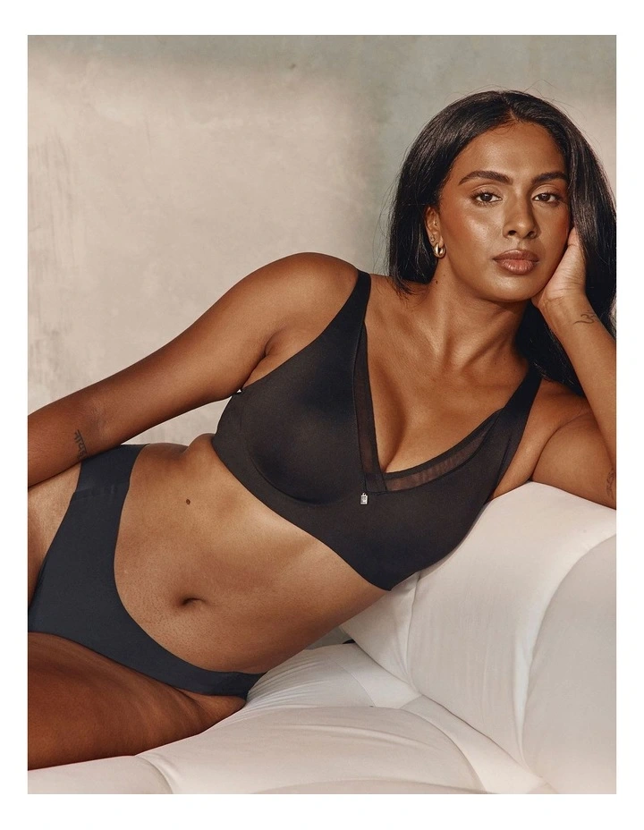 True Shape Sensation Wirefree Minimiser Bra in Black image 5