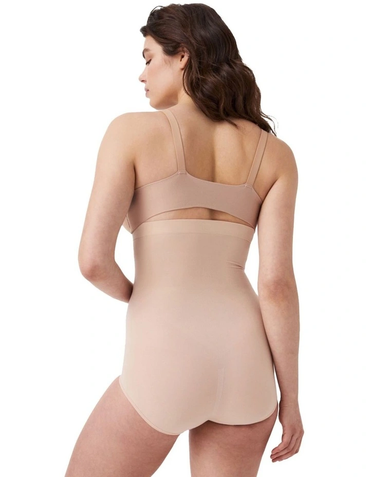 Everyday Smeamless Everyday Shaping HW Brief In Beige image 4