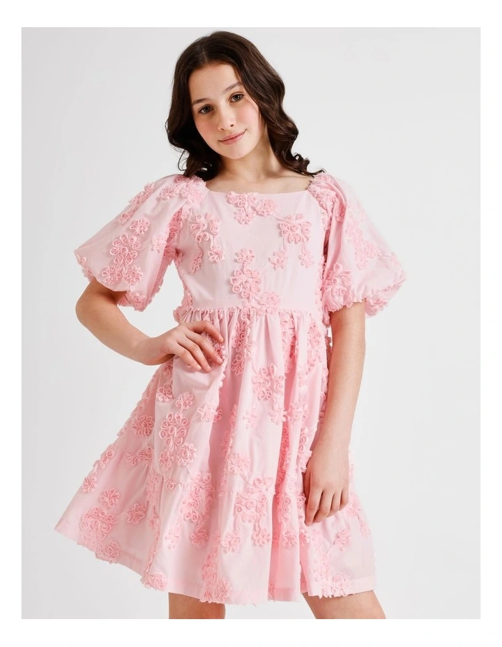 Sienna Short Sleeve Textured Dress with Tiered Skirt and Bubble Sleeve in Pink image 4