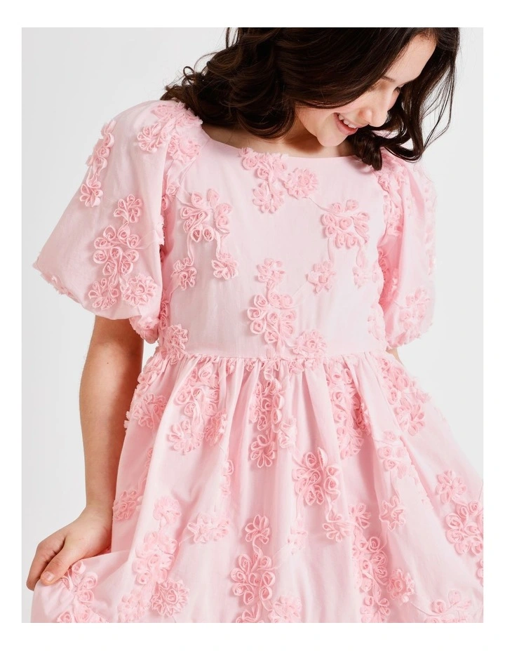 Sienna Short Sleeve Textured Dress with Tiered Skirt and Bubble Sleeve in Pink image 7
