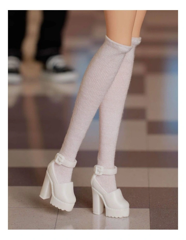 Signature Clueless Cher Collector Doll And Accessories image 5