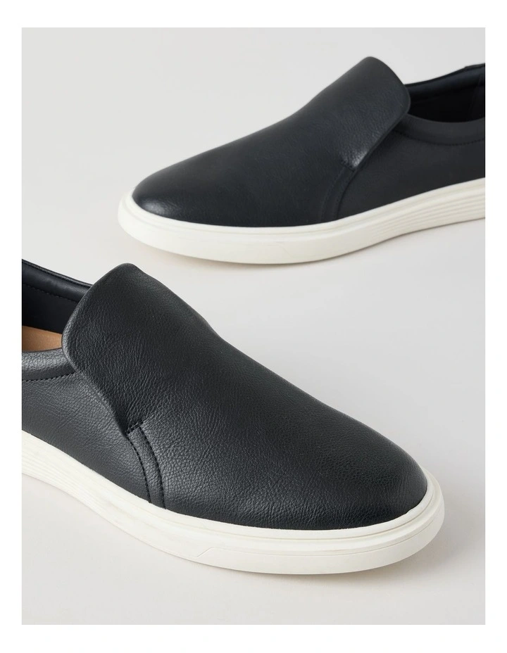 Warren Leather Loafer in Navy image 3