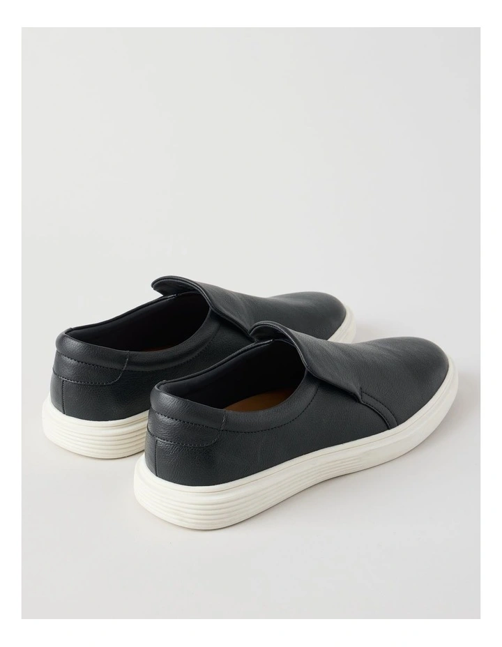 Warren Leather Loafer in Navy image 4