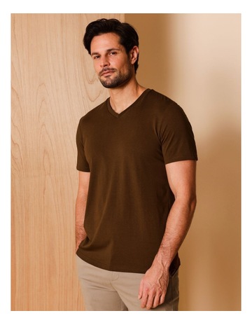 Essential Victor Plain V-Neck T-Shirt in Chocolate