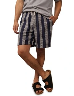 8 Trekker Short in Navy